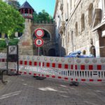 Fassadenschaden an Gebäude der Kaiser Friedrich Therme führt zu Sperrungen auf der Straße Am Römertor
