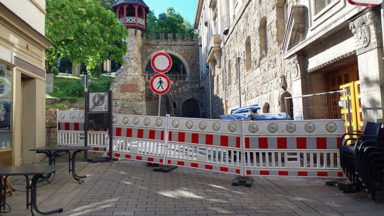 Fassadenschaden an Gebäude der Kaiser Friedrich Therme führt zu Sperrungen auf der Straße Am Römertor