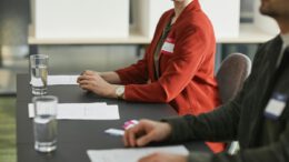 Wahlausschuss in Wiesbaden prüft 15 Parteien und zahlreiche Ortsvorschläge für die Kommunalwahl