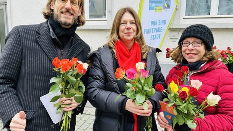 Wiesbadens Bürgermeisterin verteilt Fairtrade Rosen zum Valentinstag und wirbt für fairen Handel